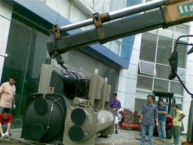 西安区随车吊和汽车吊的核心区别是什么？哪种更省钱？