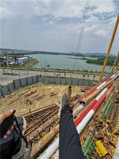 西安区作业中发生设备损坏或人员意外，责任怎么划分？